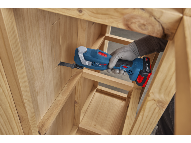 Akumulatorsko multifunkcijsko orodje Bosch GOP 18V-30 v kovčku, 06018G3001